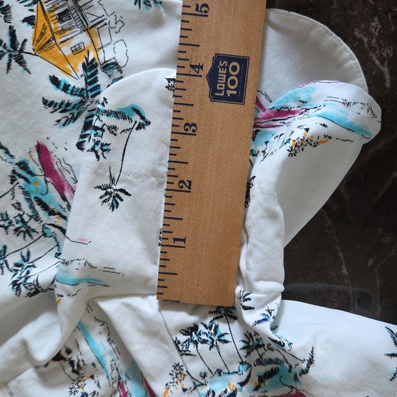 New Crown & Ivy shorts with a beachy Island pattern in perfect condition. - Picture 12 of 14